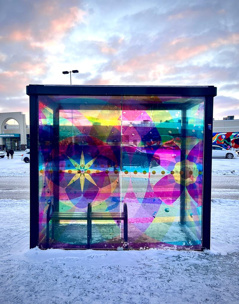 Prismatic color effect on glass panels